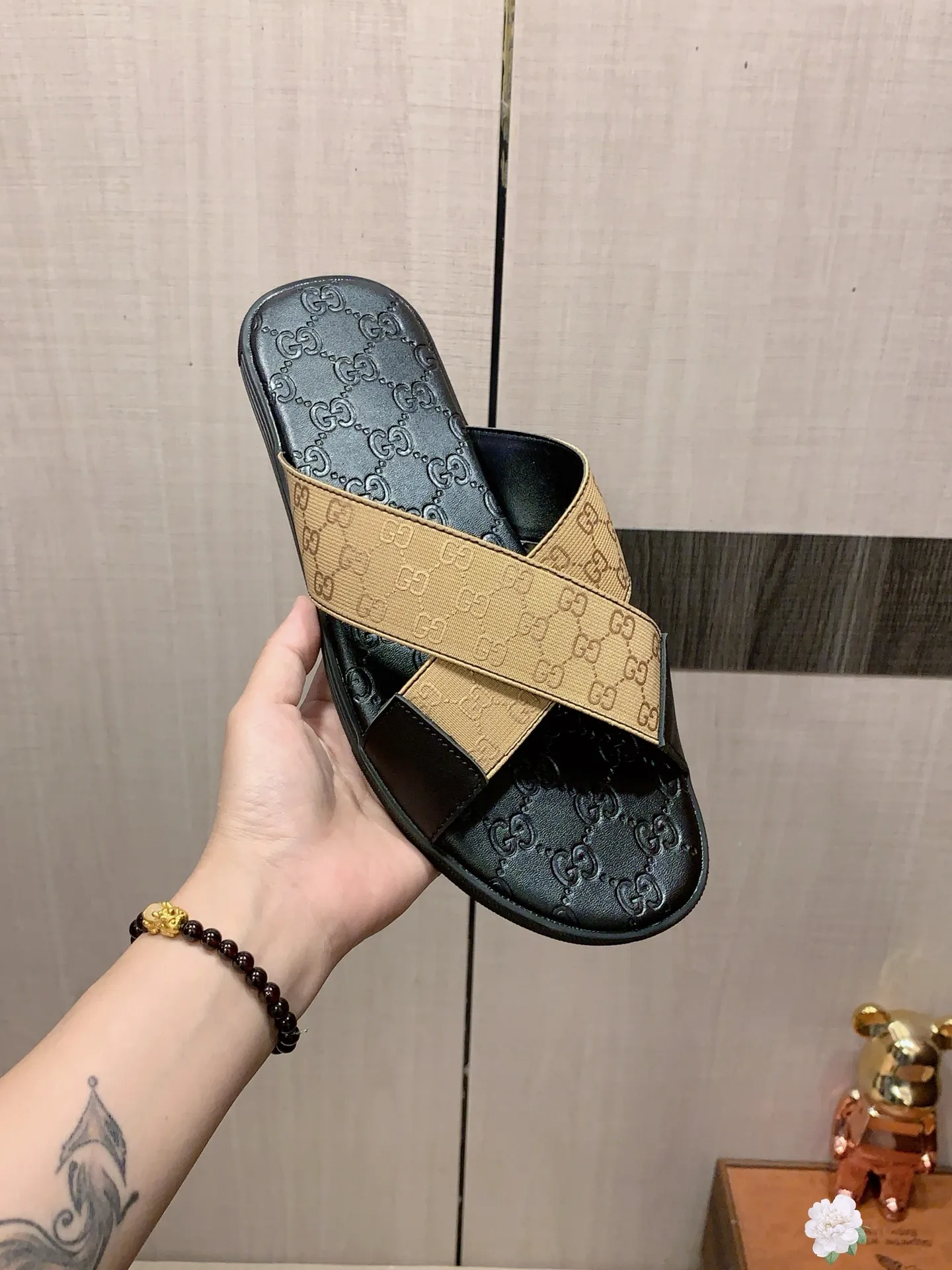 Slippers: New model: Factory price: 260💰💰🎩🎩🔥🔥《 Gucci* 》Series of slippers top purchasing agent🔍🔍Sold at the same time for men, original Italian imported webbing made of selected cowhide, exquisite workmanship,), sole: (super comfortable) original factory special sole, ⚠️exclusive double-layer movable molded sole super comfortable⚠️, real shot🎬the real thing is more beautiful🔍🔍266 regular code 38-44, can be ordered 45.